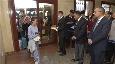 بعد توقف 9 سنوات.. محافظ مطروح يستقبل أول طائرة شارتر قادمة من بولندا | صور 