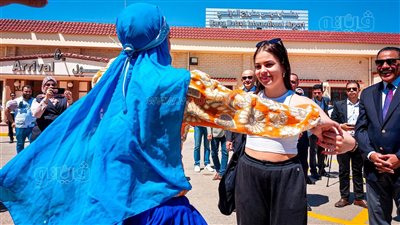 عروض تنورة وأغانٍ بدوية.. استقبال أول طائرة شارتر بولندية بمطار مطروح | فيديو وصور 