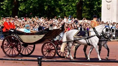 لماذا تحتفل الملكة إليزابيث الثانية بعيد ميلادها مرتين؟