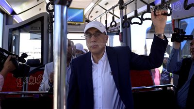 رئيس الوزراء يستقل أتوبيسا يعمل بالكهرباء خلال جولته في شرم الشيخ| صور