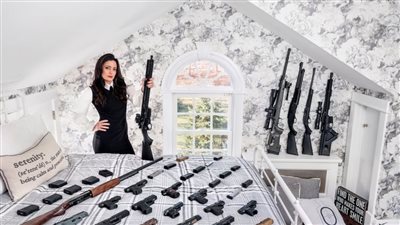 بنادق آلية ومسدسات متنوعة.. مصور إيطالي يرصد ترسانة أسلحة في منازل المواطنين الأمريكيين