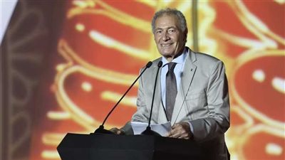 حسن مصطفى يتصدر تويتر بعد لافتة 