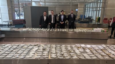 ضبط طبيب حاول تهريب 727 كيس مستلزمات طب الأسنان غالية الثمن بمطار القاهرة | صور