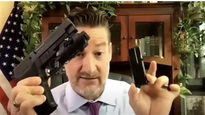 هكذا يصنع العنف.. نائب أمريكي يستعرض أسلحته في جلسة للكونجرس | فيديو