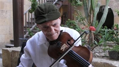 عبدالمنعم والكمانجا حكاية عشرة عمرها أكثر من خمسين عاما.. فيديو وصور 