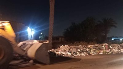 رفع تراكمات القمامة بمنطقة كوبري عرب مقار في أبو النمرس|صور