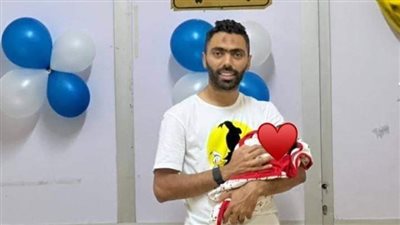 حسين الشحات ينشر صورته مع مولوده الجديد