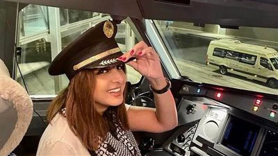 أحلى كابتن طيار.. أنغام داخل كابينة طائرة سعودية