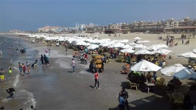 15 صورة.. شاطئ بورسعيد كامل العدد يوم الجمعة