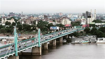 الأمن السوداني يغلق جسور الخرطوم ومحيط قيادة الجيش بعد دعوات للخروج للتظاهر
