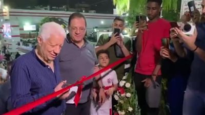 مرتضى منصور يفتتح حمامي سباحة بعد تجديدهما|فيديو