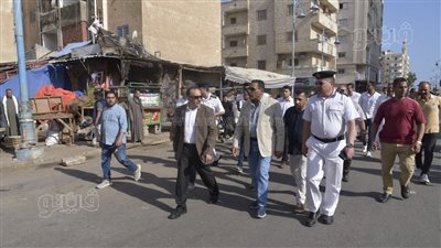 محافظ مطروح ومدير الأمن يقودان حملة لإزالة الأسواق العشوائية ونقل الباعة الجائلين | صور