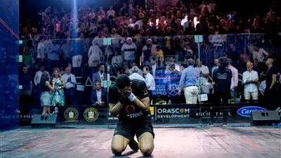 بالفيديو.. مشجع يهدي مصطفى عسل قميص الأهلي بعد فوزه ببطولة الجونة للإسكواش