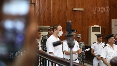 كواليس جلسة النطق بالحكم علي كريم الهواري.. المشدد 3 سنوات للمتهم.. شقيقته تنهار.. وإثبات تنازل ورثة المجني عليهم