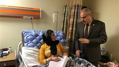 رئيس جامعة القناة يتابع حالة طالبة فقدت ساقيها تحت عجلات قطار الإسماعيلية