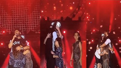 تامر حسني ينادي على زوجته ليحتضنها على المسرح أثناء حفله بالجامعة الأمريكية | فيديو 