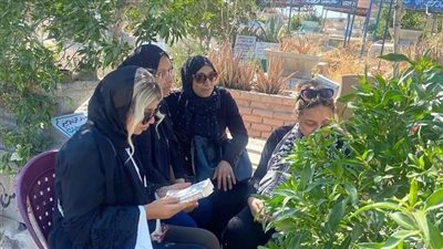 بوسي شلبي تحيي ذكرى ميلاد الساحر بزيارة قبره في الإسكندرية