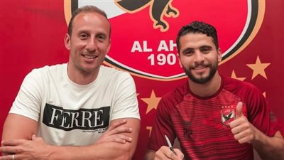 حساب الأهلى يحتفل بتجديد عقد محمد محمود | صور