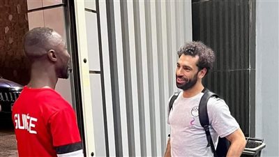 صلاح يلتقي كيتا قبل مواجهة مصر وغينيا بتصفيات أمم أفريقيا | فيديو