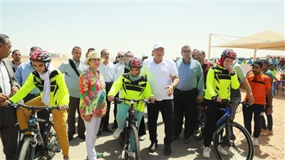 وزيرة البيئة ومحافظ الوادي الجديد يطلقان شارة بدء ماراثون الدراجات 