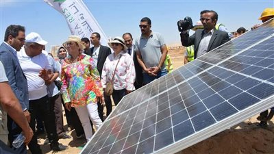 وزيرة البيئة ومحافظ الوادي الجديد يضعان حجر أساس محطة الطاقة الشمسية بمجمع المصالح الحكومية