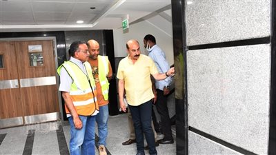 محافظ أسوان يتابع معدلات تنفيذ مشروعات منظومة التأمين الصحى | صور
