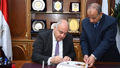 محافظ قنا يستقبل 77 مواطنا بمكتبه لبحث شكواهم 