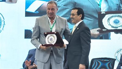 القحطاني يُهدي الخطيب درع المؤتمر العربي الثاني للرياضة والقانون 