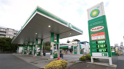  طفل مسلح يسطو على محطة وقود بولاية ميشيجان الأمريكية | فيديو 