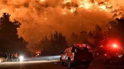 السلطات اليونانية تجلي سكان الساحل الجنوبي لأثينا بعد اتساع حرائق الغابات