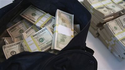 مفاجأة في المصعد.. هندي يعثر على ربع مليون دولار بدبي