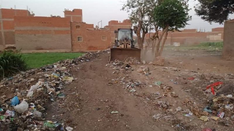 رفع مخلفات في حملة