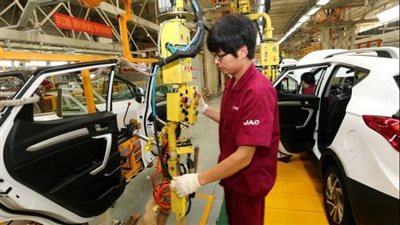 أزمات متواصلة تضرب سلاسل الإنتاج العالمية المصنعة للسيارات