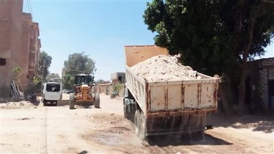 رفع 90 طن مخلفات وتجريد وتمهيد للطرق بمركز الواحات البحرية