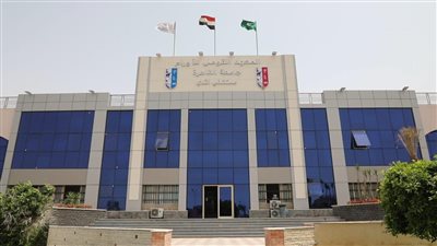 رئيس جامعة القاهرة يستعرض تقريرًا عن مشروعات التطوير بالقومي للأورام
