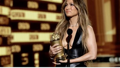 جينفر لوبيز تبكي خلال استلامها جائزة الجيل في حفل MTV|فيديو وصور