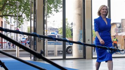 وزيرة الخارجية البريطانية تدعم بوريس جونسون في التصويت على سحب الثقة