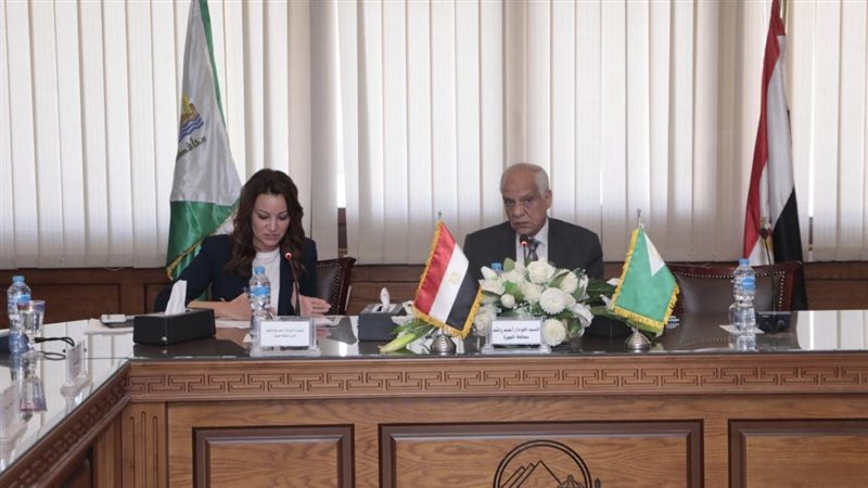 محافظ الجيزة في اجتماع