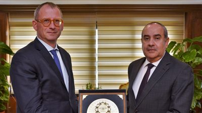 وزير الطيران يبحث مع سفير بولندا تعزيز التعاون في النقل الجوي 
