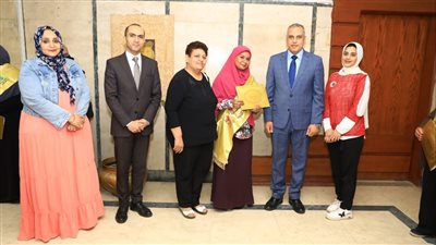 محافظ سوهاج يكرم 16 من الفائزين في مسابقة الأم والأب المثاليين
