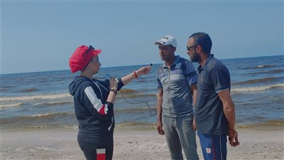 قضي يومك بـ50 جنيها.. أسعار الشماسي والكراسي على شاطئ بورسعيد | فيديو