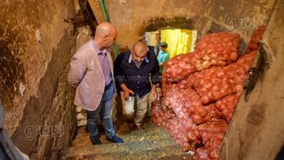 داخله مواد فاسدة.. تشميع مخزن تابع لمطعم شهير بالشرقية | صور