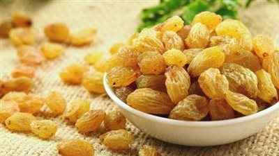  يعالج الإمساك والغثيان وسوء الهضم.. فوائد الزبيب للحامل