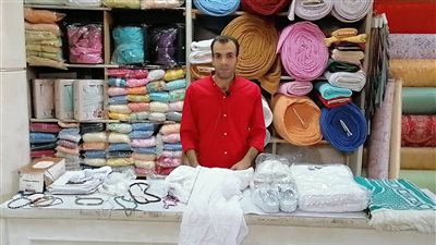  رحلة المصريين لأداء الحج تبدأ من ملابس الإحرام في حي الحسين| فيديو