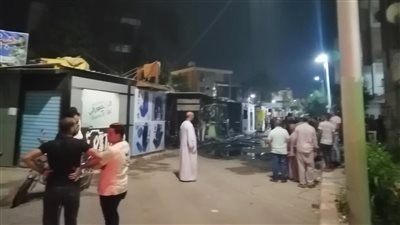 شباب الممشى التجاري بقنا يفرغون المحال المحترقة | فيديو