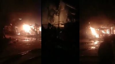 لحظة اندلاع الحريق بالممشى التجاري بقنا والتهام عدد من المحال | فيديو