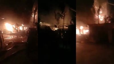 لحظة امتداد حريق الممشى التجاري بقنا لشقة سكنية في عقار الري | فيديو