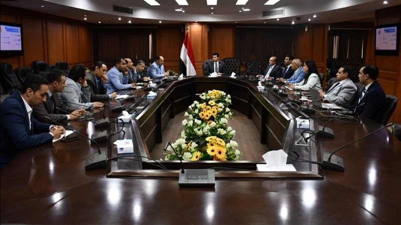 وزير الرياضة يبحث