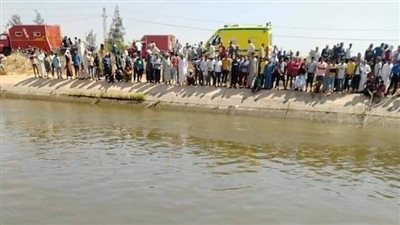 أول صور لـ حادث انقلاب سيارة عاملات في ترعة بالبحيرة