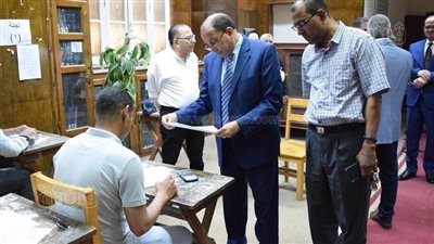 رئيس جامعة بني سويف يتفقد سير الامتحانات بكلية التجارة